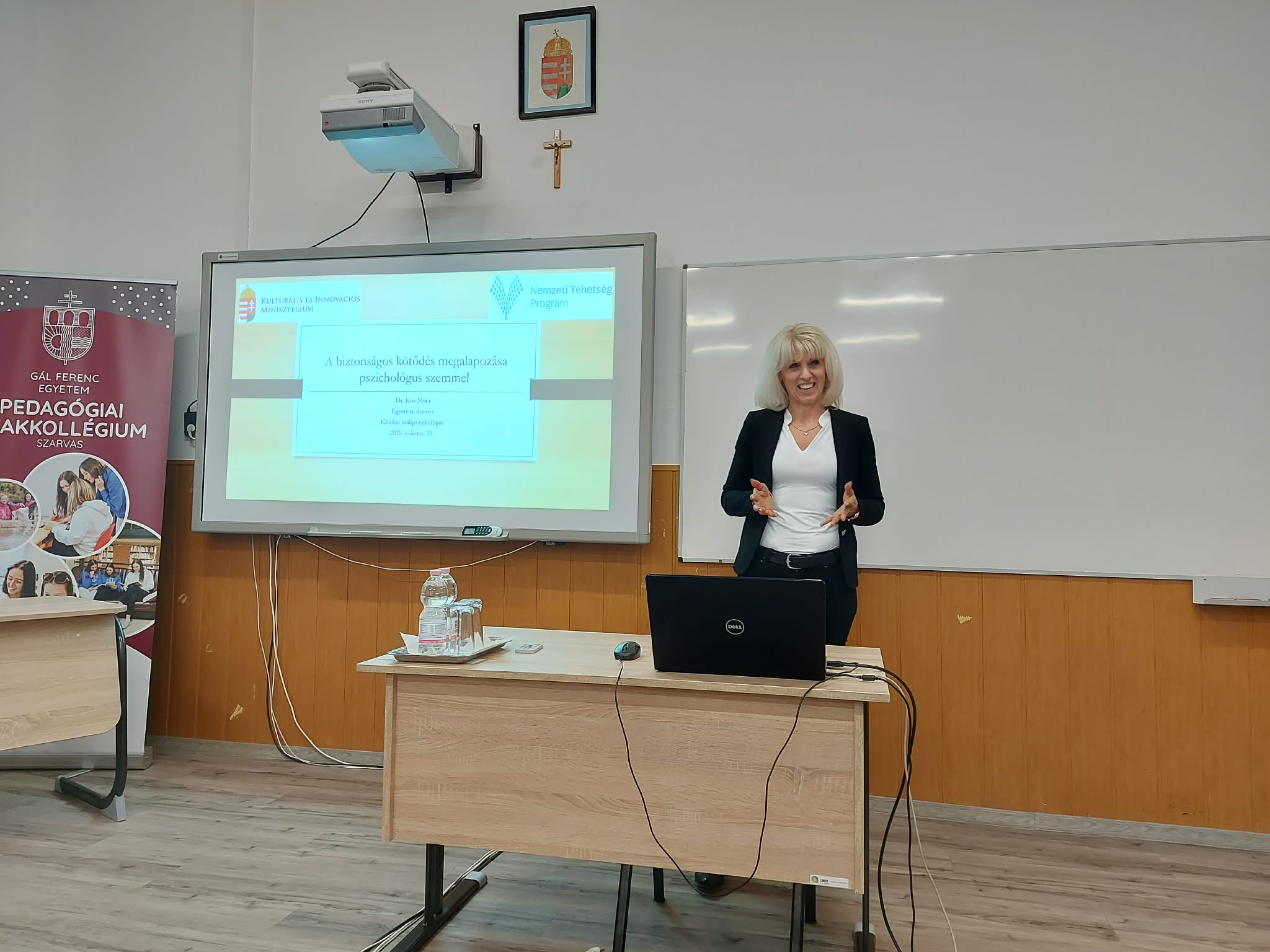 A BIZTONSÁGOS KÖTŐDÉS MEGALAPOZÁSA PSZICHOLÓGUS SZEMMEL – DR. KÓS NÓRA ELŐADÁSA A PEDAGÓGIAI KARON